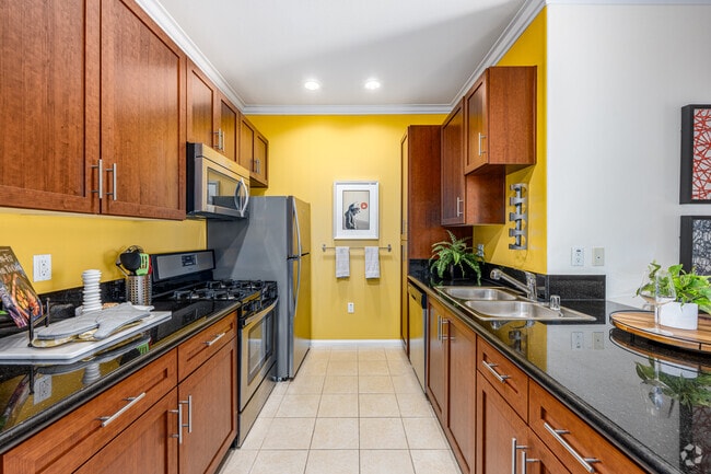 2BR, 2BA - 984SF - Kitchen