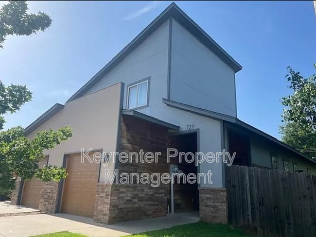 Photo - 727 NE 5th St