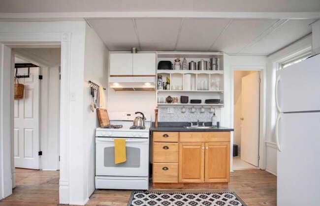 Photo - 679 Princess Ave