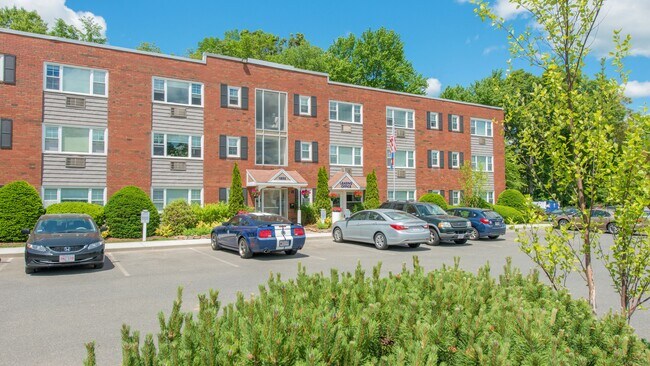 Score hassle-free off-street parking right outside your Beacon Square doorstep. Want to level up? Choose reserved parking and claim your spot!