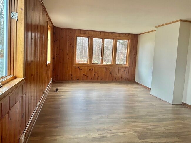 Building Photo - 1699 Main St Rental