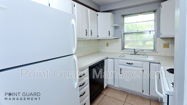 Photo - 855-863 S Broadview St