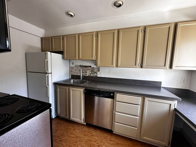 Photo - Cute and Cozy East Queen Anne Condo with 2 Bedrooms, 1 Bath and 1 Covered Parking Space Unit 2
