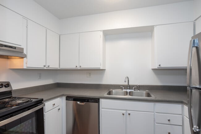 1BR, 1BA - 750SF Azalea - Kitchen