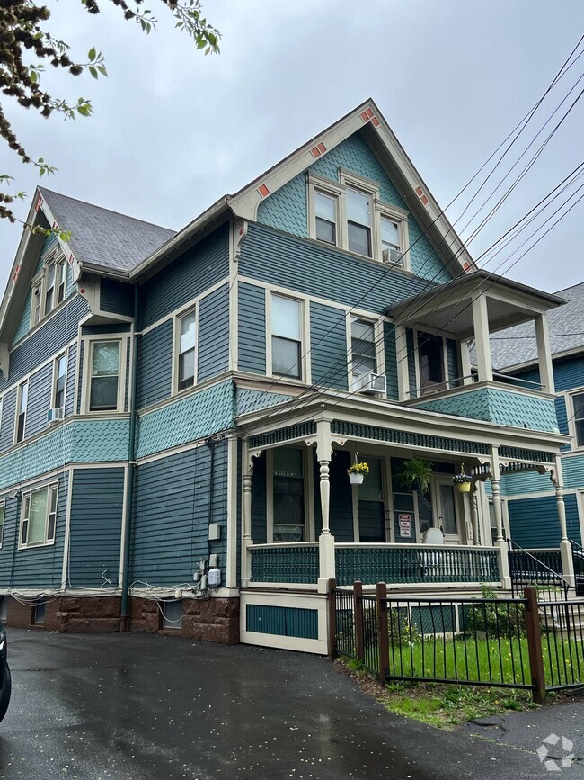 Building Photo - 672 Elm St Unit 1 Rental