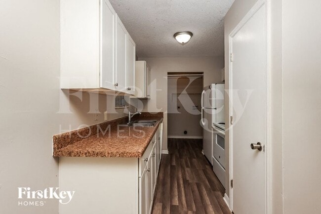 Photo - 830 Burland St