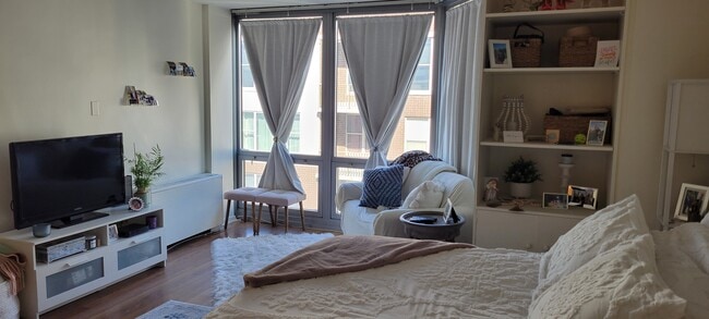 Building Photo - 21 W Goethe St Unit 17C Rental