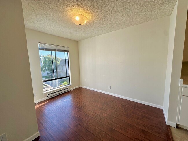 Photo - $500 OFF FIRST MONTH RENT - 1 Bed 1 Bath Available in Watergate Complex of Emeryville!!! Unidad 405
