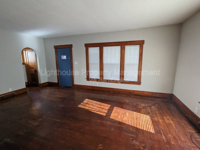 Photo - 449 24th St N