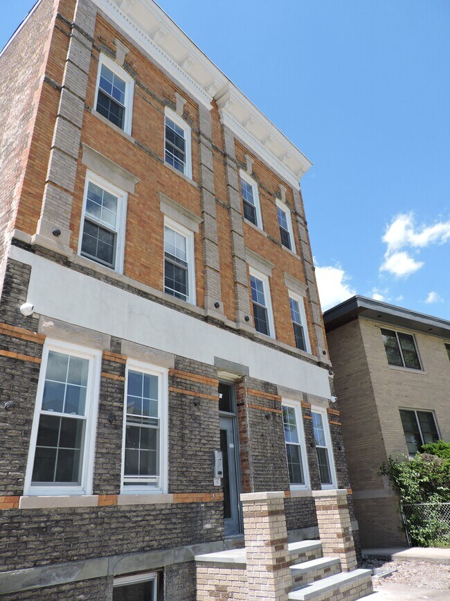 Building - 3539 Kennedy Blvd