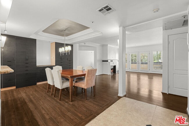 Building Photo - 5224 Zelzah Ave Unit 207 Rental