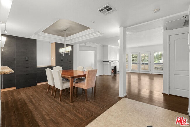 Building Photo - 5224 Zelzah Ave Unit 207 Rental