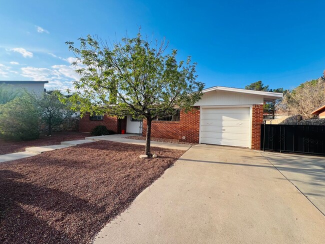 Building Photo - Adorable 3 bedroom, 1.75 bath home in East...