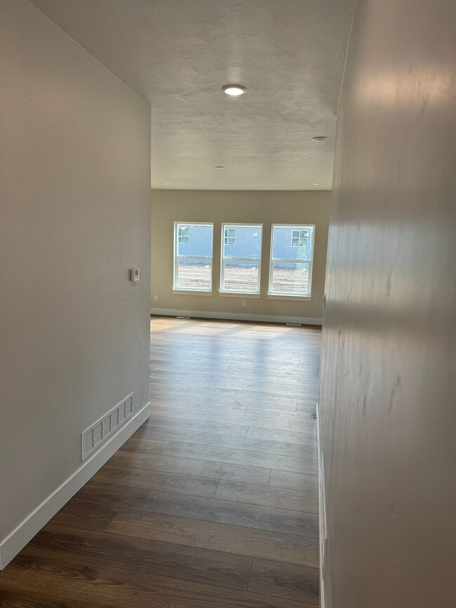 Photo - BEAUTIFUL 3 Bed 2 Bath Twin home in Sugar city!