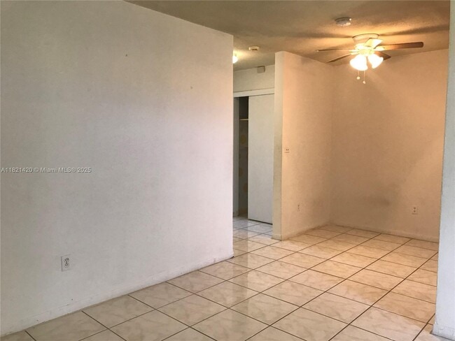 Building Photo - 2450 NE 188th St Unit 2452 Rental