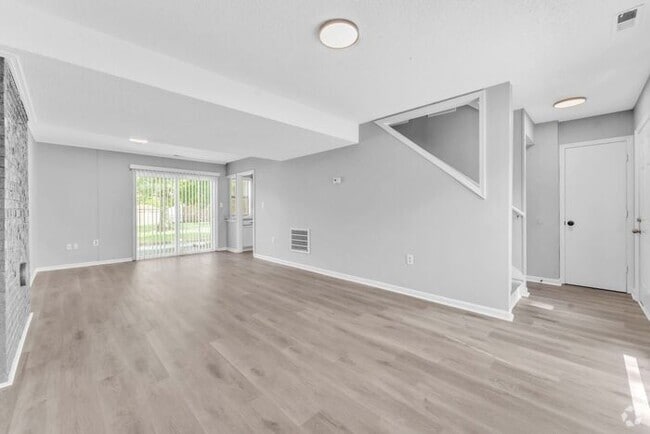 Building Photo - *NEWLY RENOVATED* 3 Bedroom Townhouse in D...