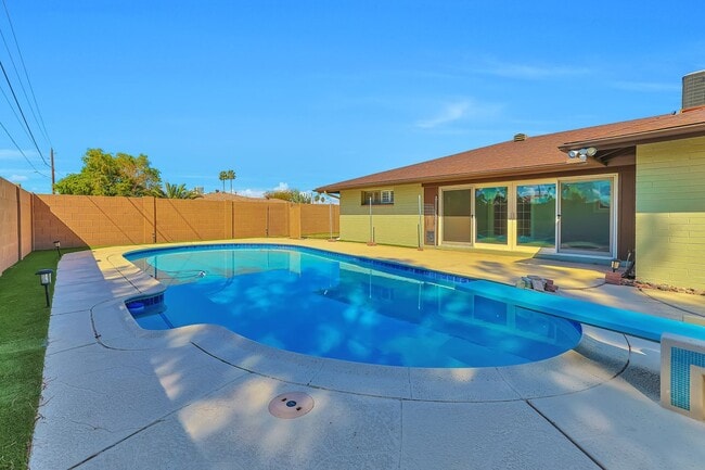 Building Photo - Spacious 6-Bedroom Pool Home Near ASU with 2-Car Garage