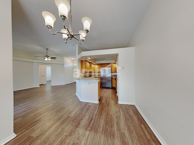 Photo - 956 W State St