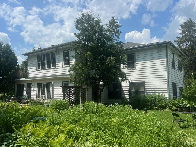 Building Photo - W379N5686 N Lake Rd Rental