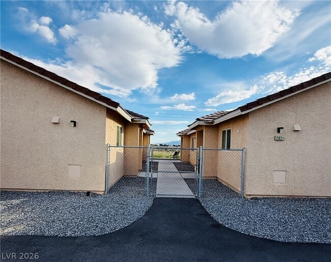 Building Photo - 2021 E Ambush St Unit 4