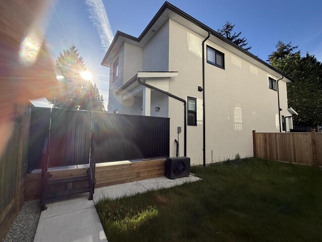Photo - 9727-129A 129a St