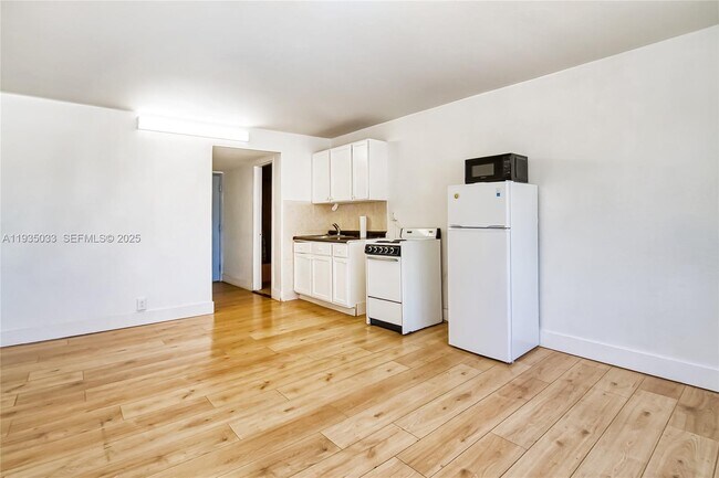 Building Photo - 6484 Indian Creek Dr Unit 114