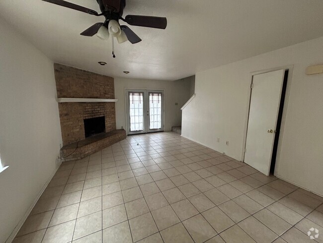 Building Photo - Awesome Townhome in Waco