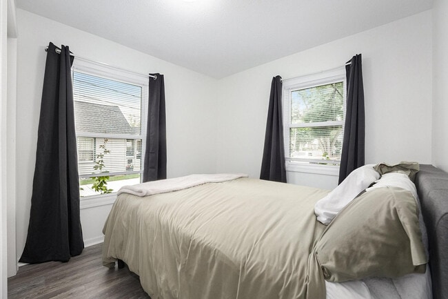 Photo - 2115 Oakwood Ave NE