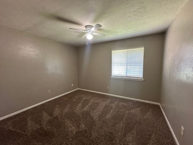 Photo - Upstairs unit in Pointe East avail NOW!!! Unidad B