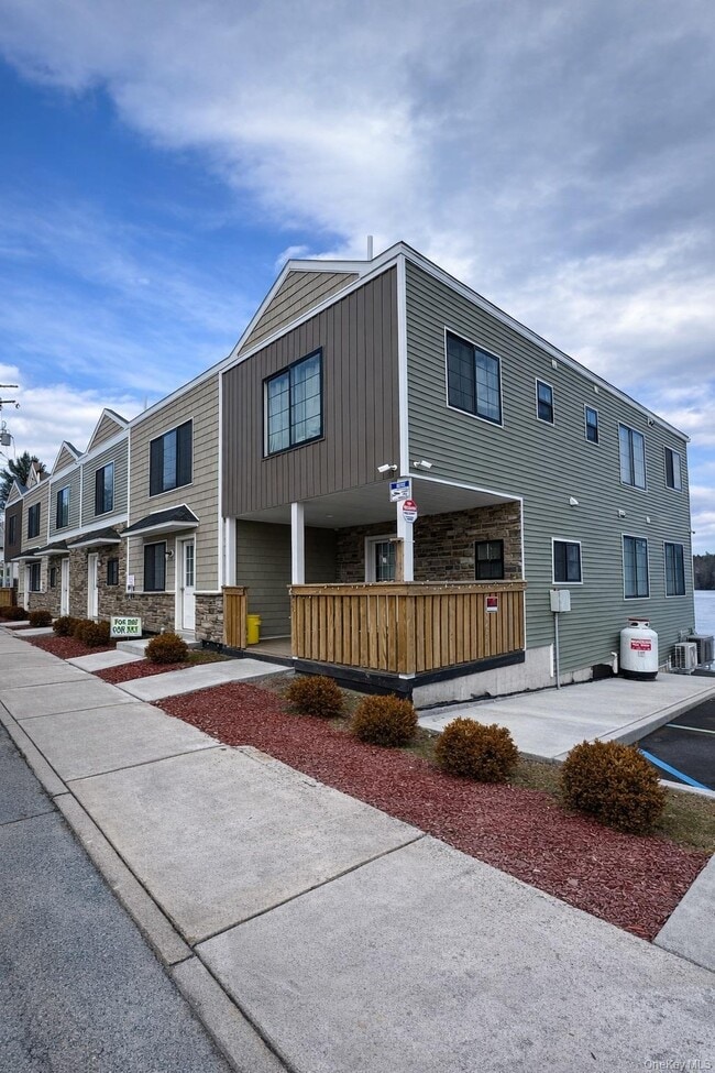 Building Photo - 1140 NY-52 Unit 5