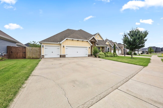 Building Photo - 1041 Silver Maple St Rental