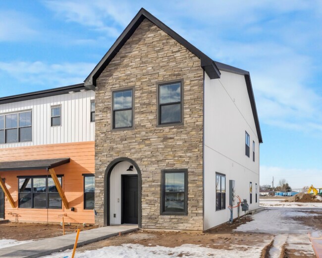 New Construction!! 3 Bedroom Townhome in I... - New Construction!! 3 Bedroom Townhome in I...