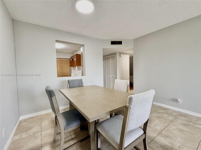 Photo - 8550 N Sherman Cir Unidad 507 Rental