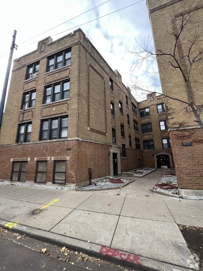 Building Photo - 1417 W Hutchinson St Unit 2 Rental