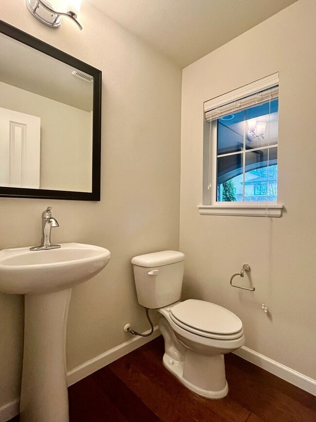 Photo - Spacious 5-Bedroom Home for Rent in Kenmore