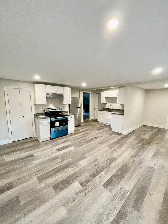 Building Photo - 16 Crompton St Unit 1