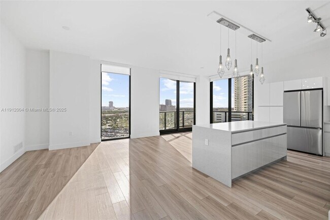 Photo - 101 Diplomat Pkwy Unidad 911