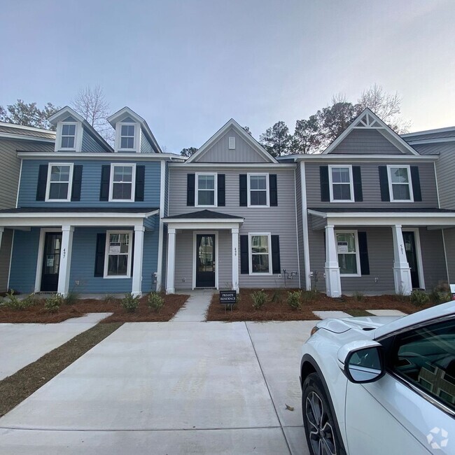 Building Photo - Brand New Townhome in The New Hampton Wood...