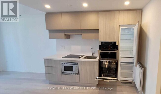 Photo - 39 Roehampton Ave Unit 1010