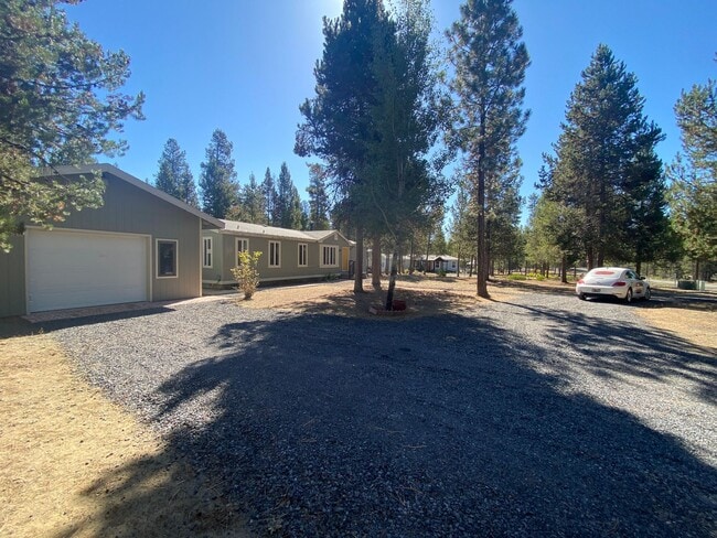 Photo - ? Cozy Charm on Almost an Acre in La Pine ?