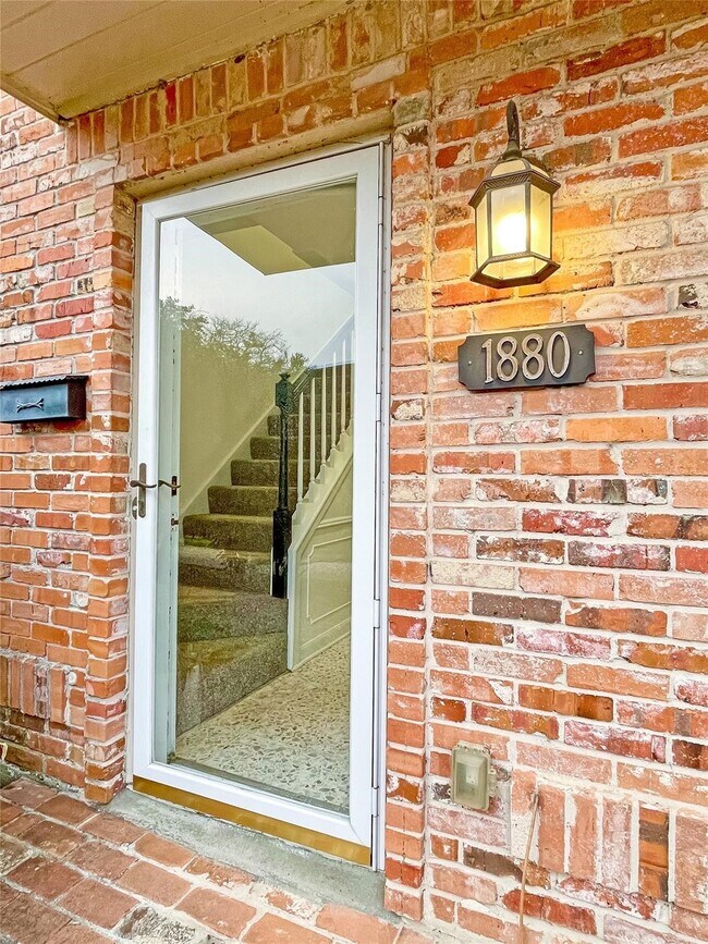 Photo - 1880 Saxony Ln