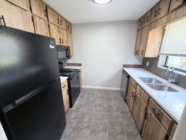 Photo - "Charming 3-Bedroom Home with 2 Full Baths in Prime Lakeland Location!"