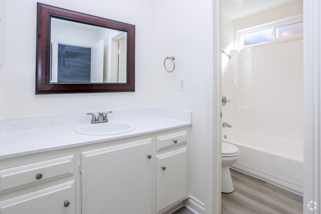 1BR, 1BA - 662SF - Bathroom