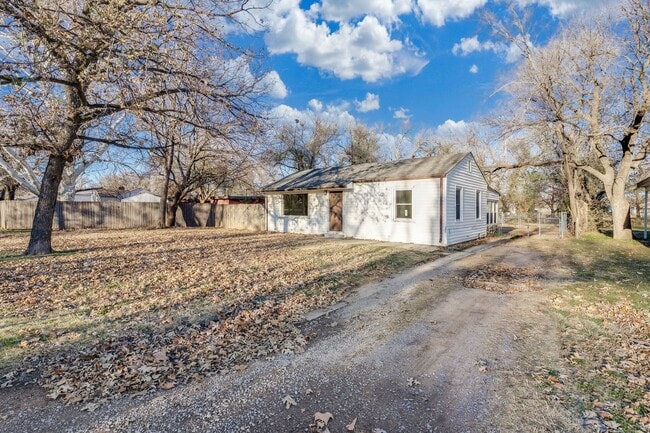 Building Photo - 2 Bed, 1 Bath Ready for Rent!