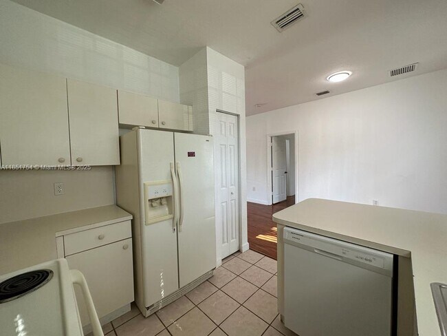 Photo - 372 NE 26th Pl Unidad 206