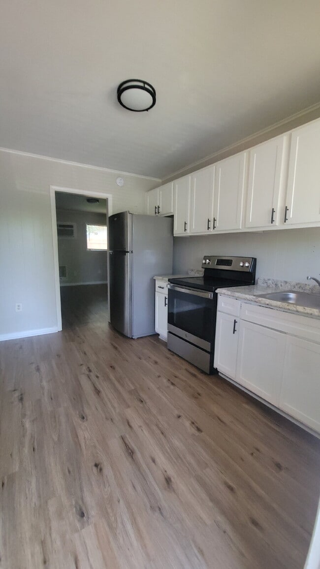 "Charming Studio Retreat with Full Bath in... - "Charming Studio Retreat with Full Bath in... Apartment Unit A