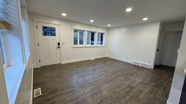 Photo - 604 Camas Ave NE