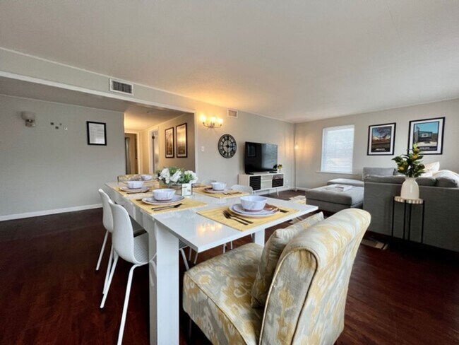 Photo - Shops on Hampton Avenue Unit 4922 South