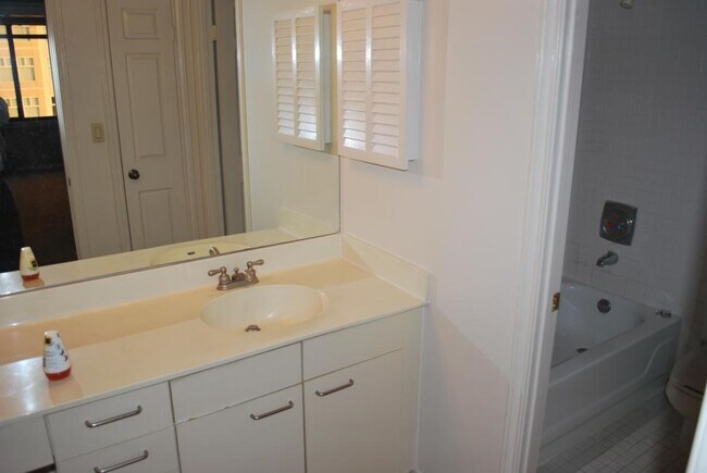 Building Photo - 3525 Sage Rd Unit 813 Rental