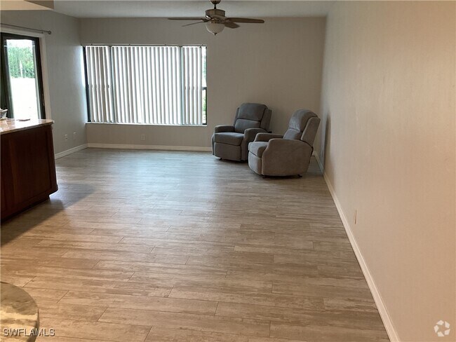 Building Photo - 5565 Trailwinds Dr Unit 213 Rental